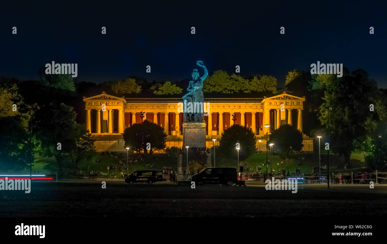Statue de Bavière la nuit à Munich en Allemagne Banque D'Images