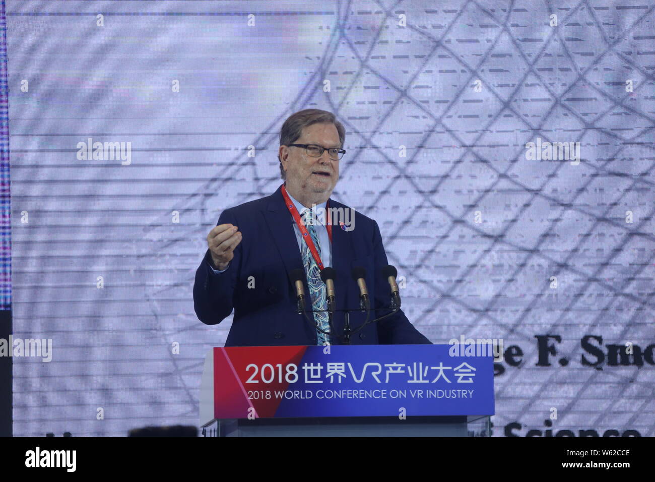 Astrophysicien et cosmologiste américain George Smoot, le gagnant du Prix Nobel de physique 2006, parle au cours de la Conférence mondiale 2018 sur l'industrie VR Banque D'Images
