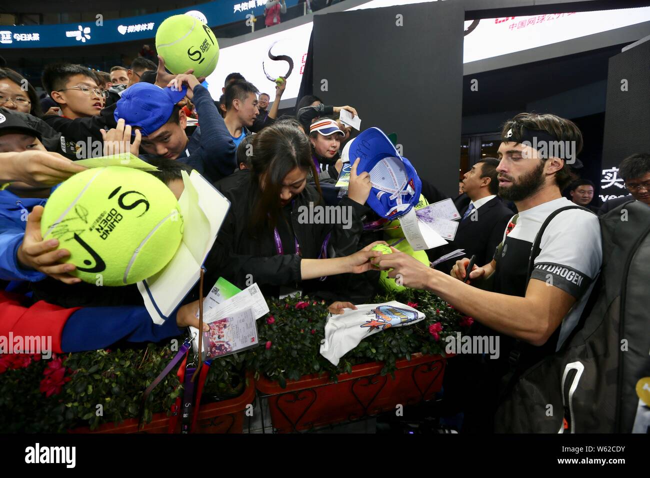 Nikoloz Basilashvili de Géorgie, signe des autographes pour les fans après avoir battu Juan Martin Del Potro, de l'Argentine dans leur dernier match du masculin Banque D'Images