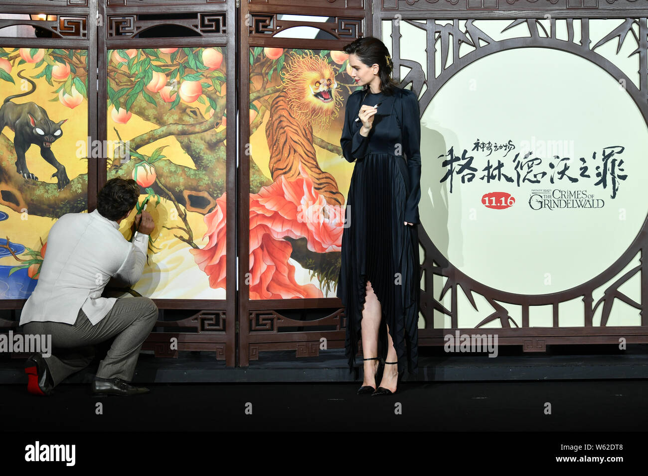 L'actrice américaine Katherine Waterston, droite, et l'acteur anglais Eddie Redmayne assister à une conférence de presse pour le film 'Les Animaux Fantastiques : les crimes de Banque D'Images