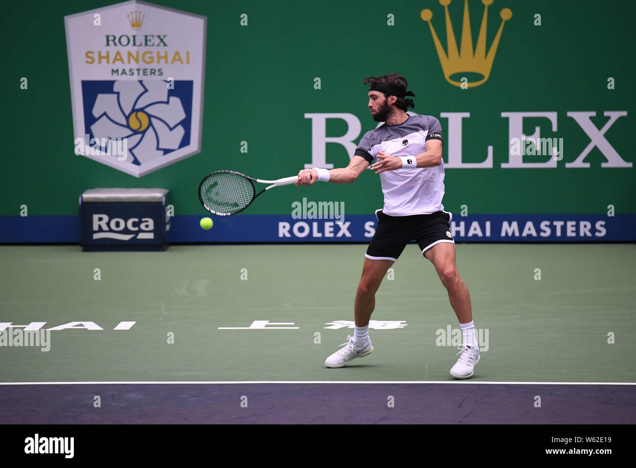 Nikoloz Basilashvili de Géorgie renvoie un shot à Denis Shapovalov du Canada dans leur premier match du masculin au cours de la Shanghai Rolex Banque D'Images