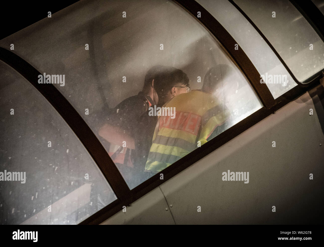 Leipzig, Allemagne. 31 juillet, 2019. Accompagner les agents de police à l'aéroport de Leipzig-Halle, un Afghan sur un avion nolisé. 45 demandeurs d'asile rejetés ont été déportés sur le vol à destination de la capitale de l'Afghanistan Kaboul. Crédit : Michael Kappeler/dpa/Alamy Live News Banque D'Images