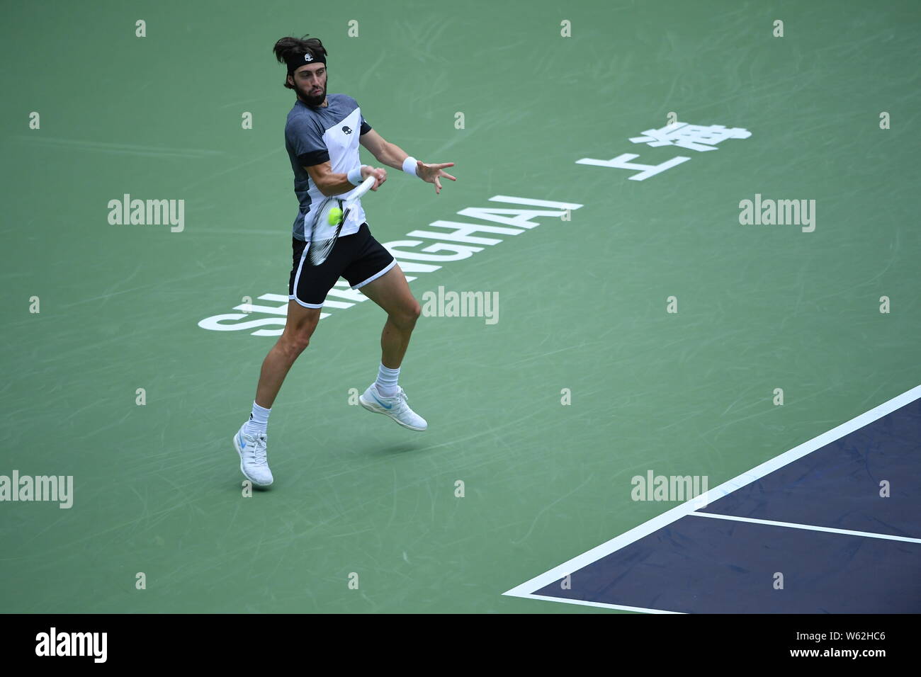 Nikoloz Basilashvili de Géorgie renvoie un shot à Denis Shapovalov du Canada dans leur premier match du masculin au cours de la Shanghai Rolex Banque D'Images