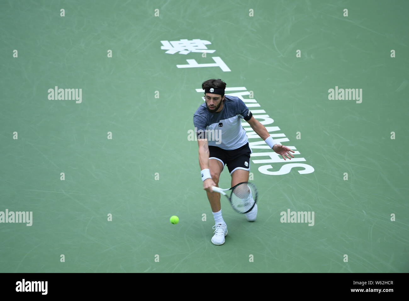 Nikoloz Basilashvili de Géorgie renvoie un shot à Denis Shapovalov du Canada dans leur premier match du masculin au cours de la Shanghai Rolex Banque D'Images