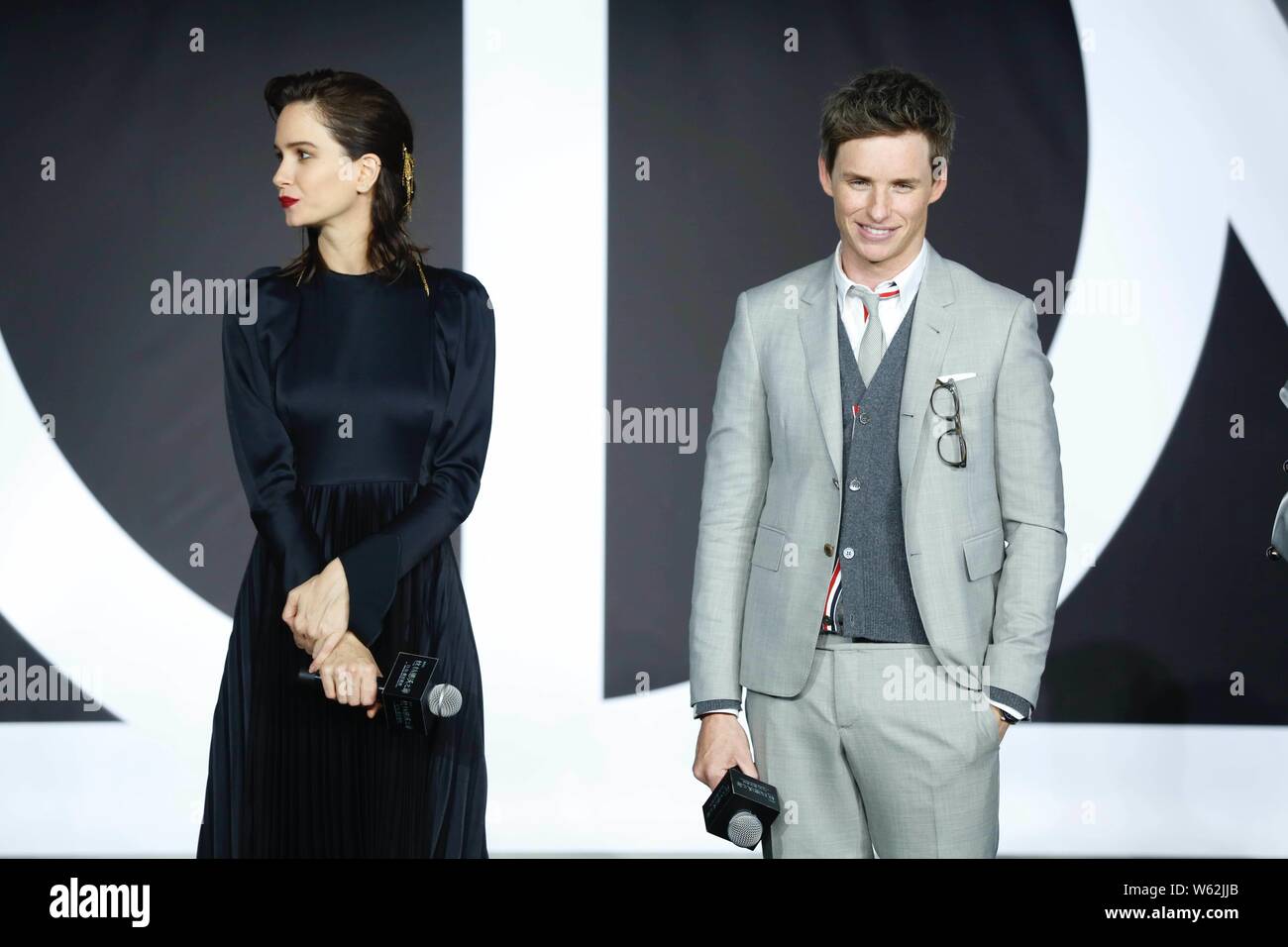 L'actrice américaine Katherine Waterston, à gauche, et l'acteur Eddie Redmayne assister à une conférence de presse pour le film 'Les Animaux Fantastiques : les crimes de Banque D'Images