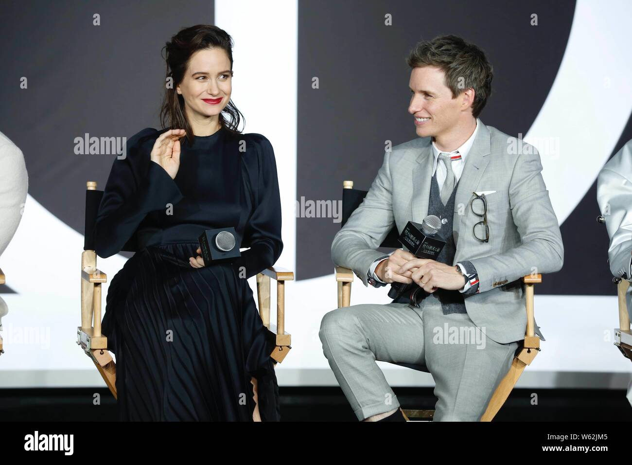 L'actrice américaine Katherine Waterston, à gauche, et l'acteur Eddie Redmayne assister à une conférence de presse pour le film 'Les Animaux Fantastiques : les crimes de Banque D'Images