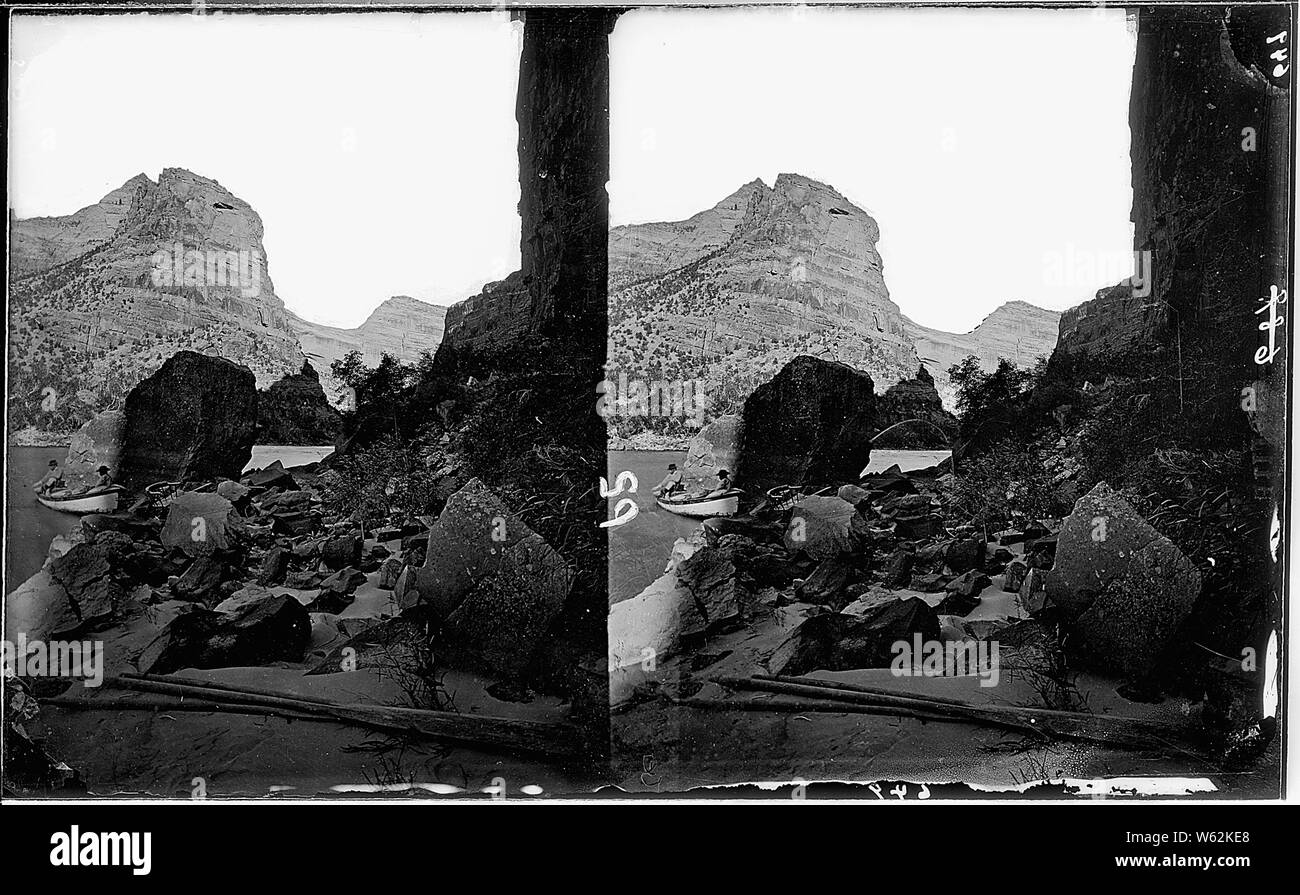 Canyon de Lodore. Près de l'extrémité inférieure, Green River. Côté gauche de l'image montre un bateau avec 2 hommes en elle et rock occulte voir de sorte qu'il est difficile de dire si le major Powell's boat est sur la banque. Son président est, comme il était facile de supprimer de son bateau. Avirons également au premier plan. (N. Carico, 1/19/68). Vieux nos 11, 65, 250, 331, 370, 689. Banque D'Images