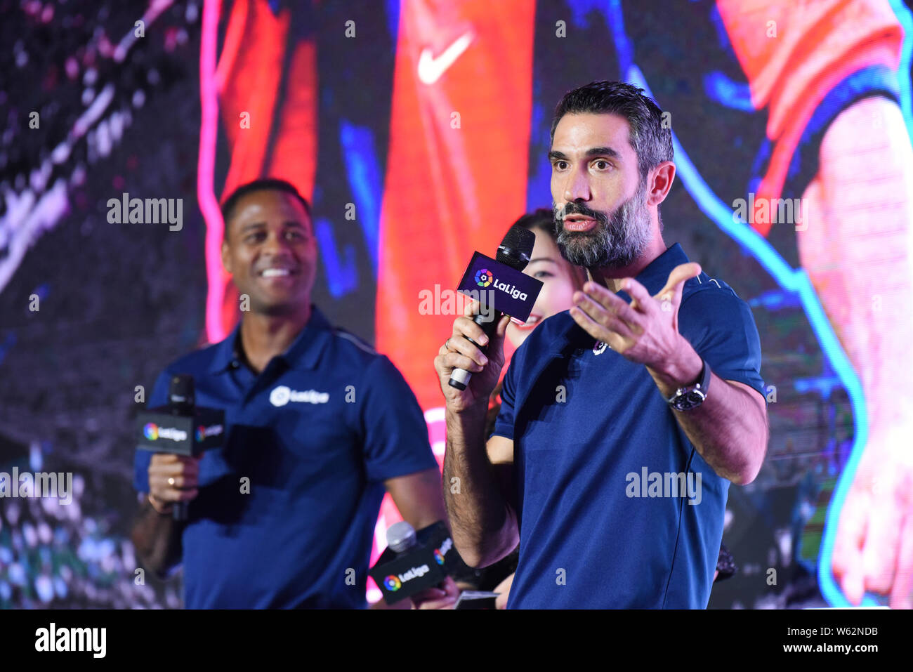 Star du football espagnol Fernando Sanz, droite, et star de football néerlandais Patrick Kluivert assister à une conférence de presse pour les prochains derby entre le FC Barcelone et Banque D'Images