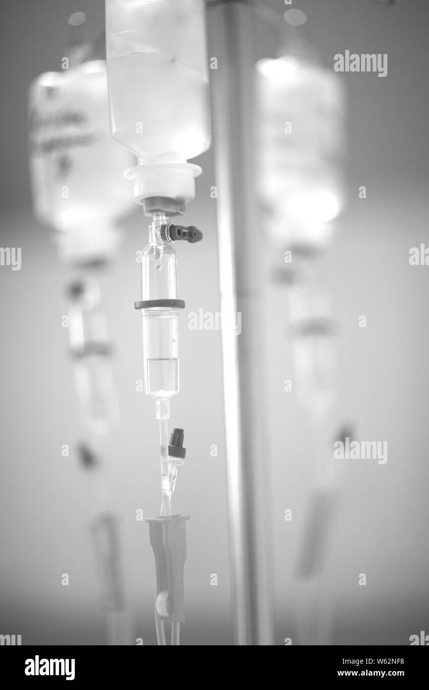 Un trépied avec des solutions de perfusion à l'hôpital Banque D'Images
