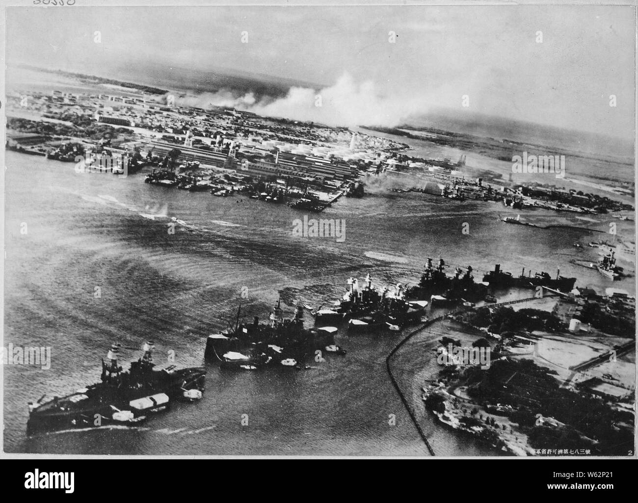 Japonais capturés photographie prise lors de l'attaque sur Pearl Harbor, le 7 décembre 1941. Au loin, la fumée s'élève de Hickam Field. ; notes générales : utilisation de la guerre et des conflits Nombre 1133 lors de la commande d'une reproduction ou demande d'informations sur cette image. Banque D'Images