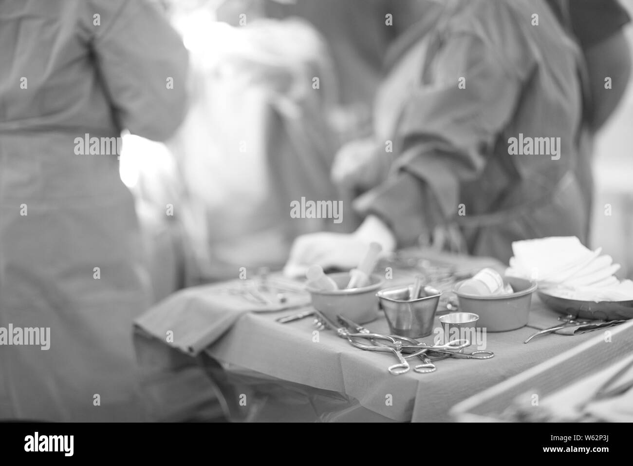 Tableau avec des outils et matériaux auxiliaires dans la salle d'opération Banque D'Images