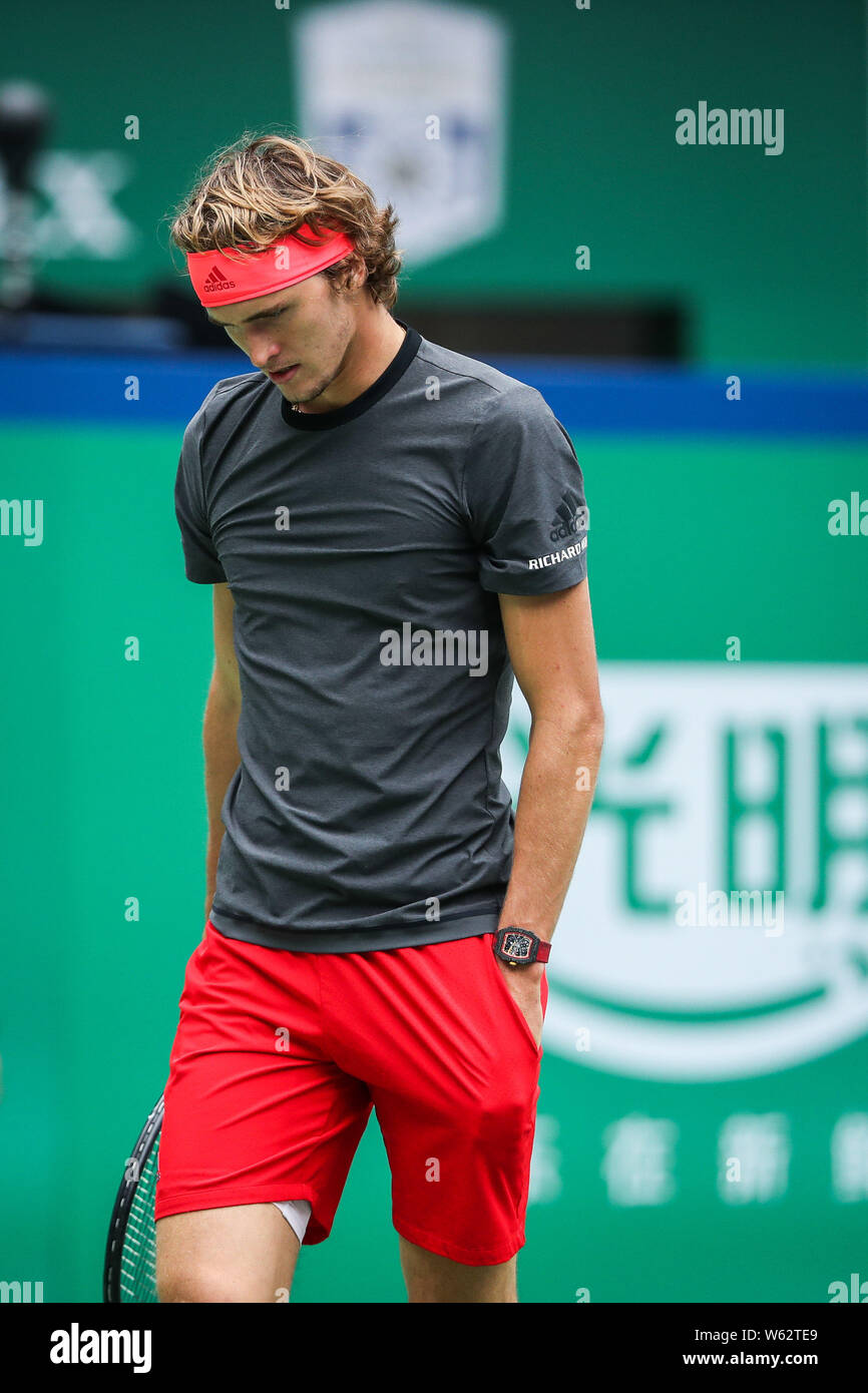 Alexander Zverev de l'Allemagne réagit comme il est en concurrence contre Nikoloz Basilashvili de Géorgie dans leur deuxième match du masculin au cours de la Banque D'Images