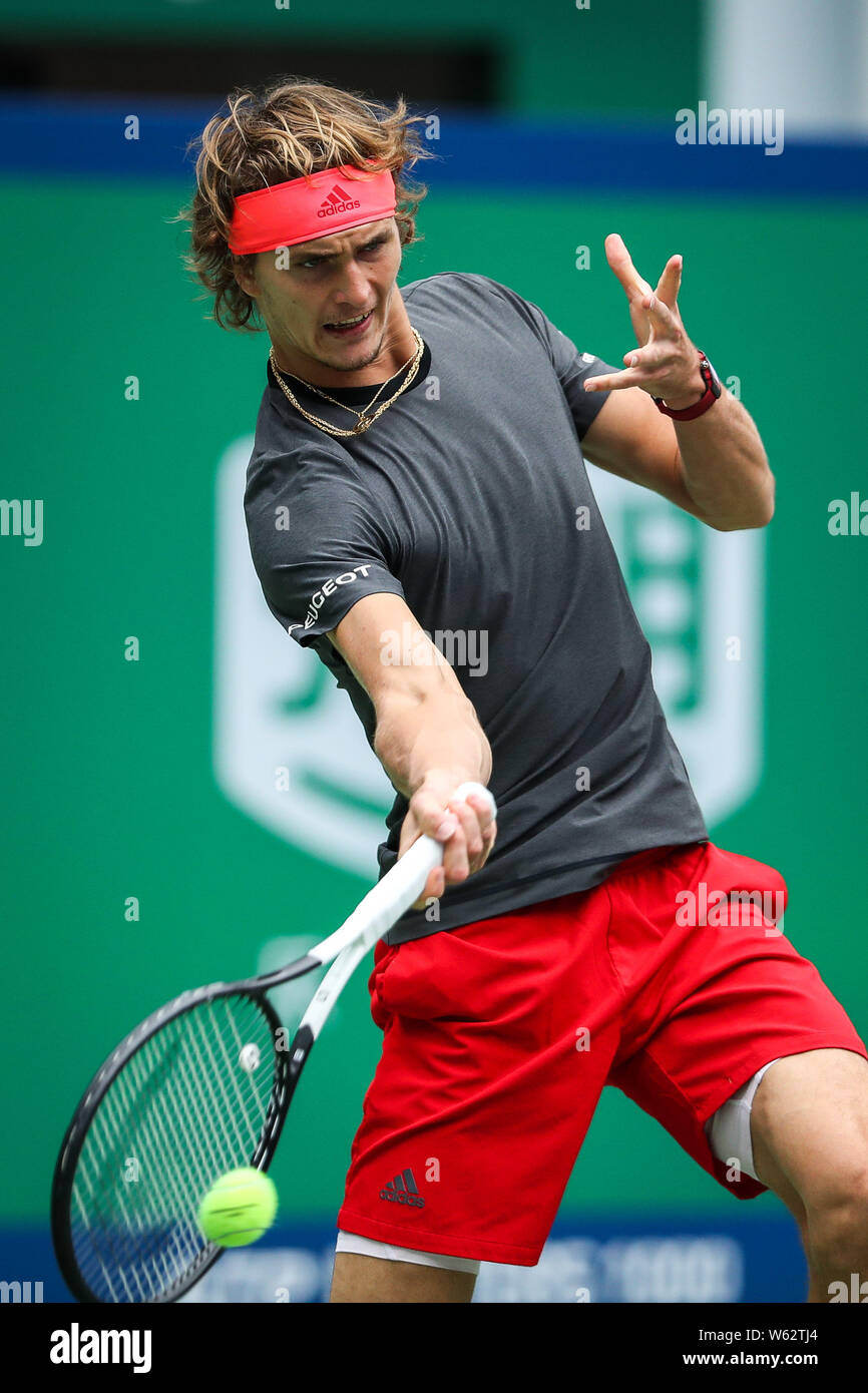 Alexander Zverev de l'Allemagne renvoie un shot de Nikoloz Basilashvili de Géorgie dans leur deuxième match du masculin au cours de la Rolex Shangh Banque D'Images