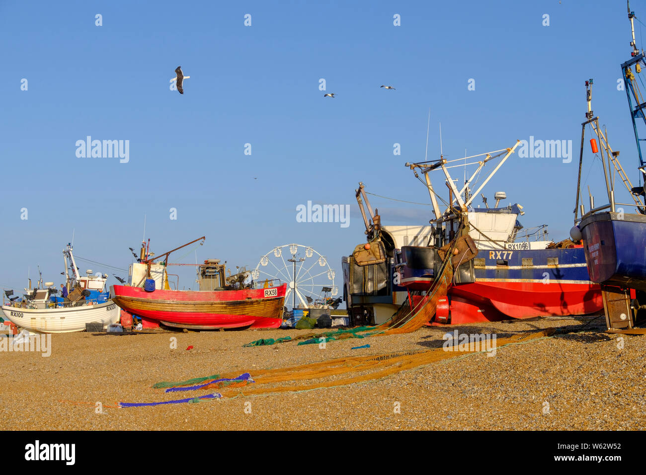 Les bateaux de pêche colorés Hastings sur le stade de la vieille ville, plage des pêcheurs, East Sussex, UK Banque D'Images