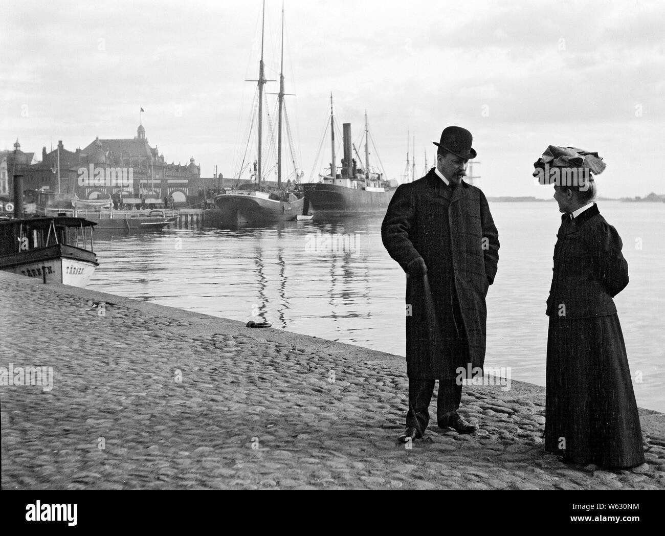 Bruno et Ingrid Karl Kraus à la place du marché, Helsinki, 1906 Banque D'Images