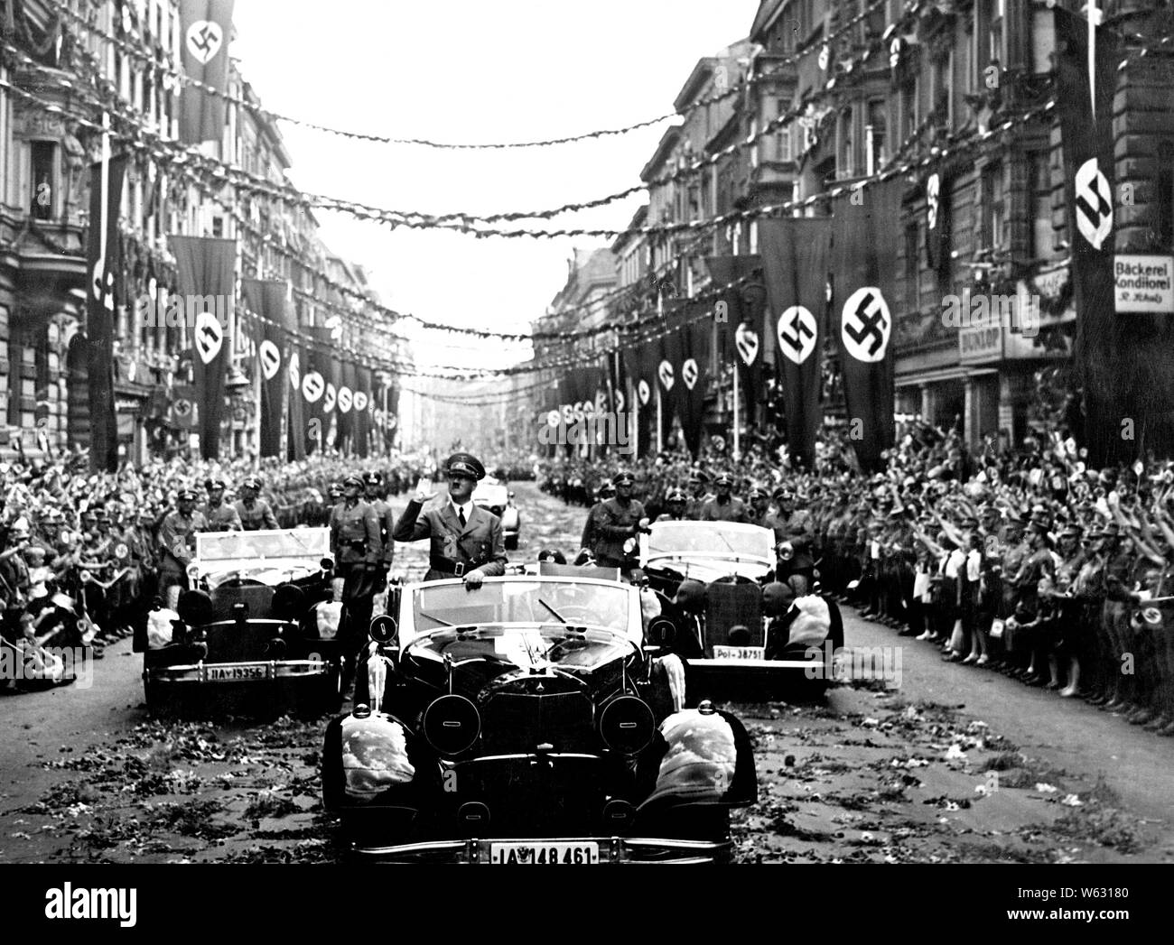 Eva Braun Collection (osam) - Adolf Hitler équitation de voiture en agitant pendant parade lancée en son honneur ca. fin des années 1930 ou au début des années 1940 Banque D'Images