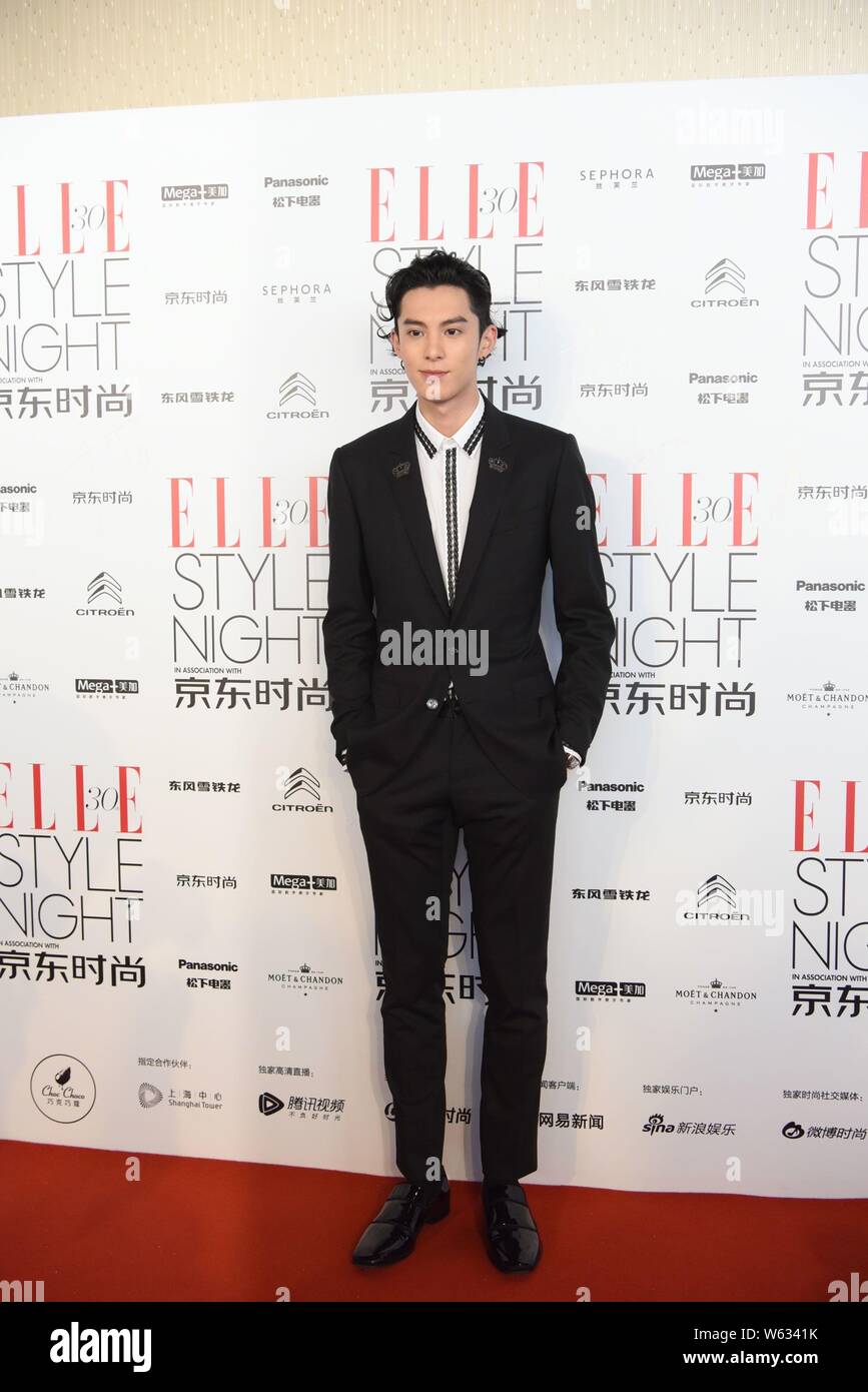 Dylan acteur chinois Wang Hedi de la nouvelle gamme de garçon chinois Groupe F4 arrive sur le tapis rouge pour le 30e anniversaire de la Chine 'ELLE' dans Shanghai, C Banque D'Images