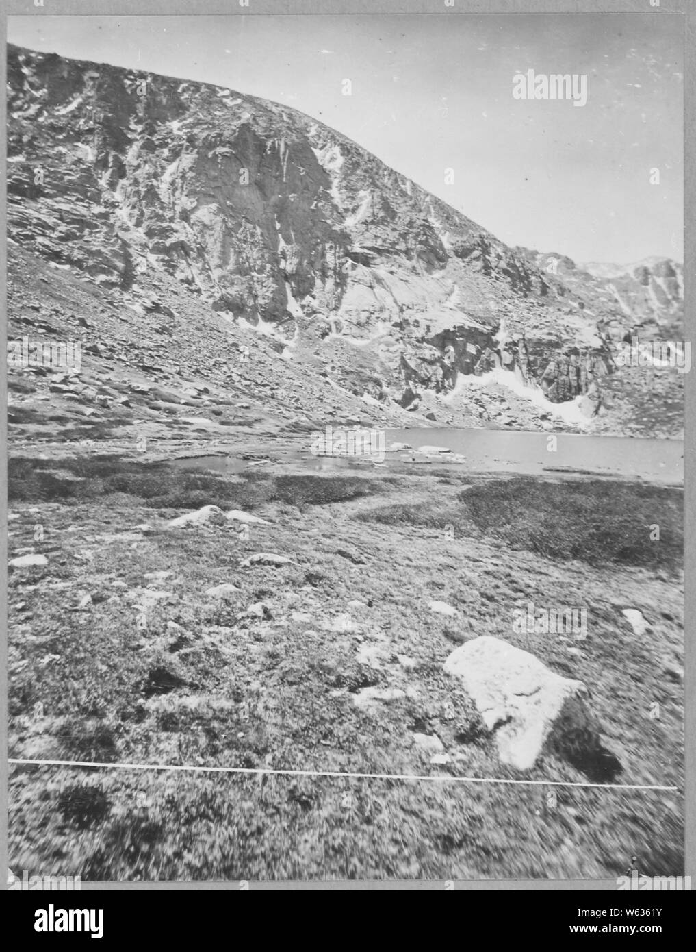 Lacs de Chicago, le Mont Rosalie ; Anglais : en termes de noms de lieux modernes, c'est une vue du flanc du mont Warren, passant à gauche, et un petit aperçu du Mont Evans, à droite, encadrée dans le col qui sépare les lacs de Chicago Summit Lake ; bas Chicago Lake est au premier plan. Banque D'Images