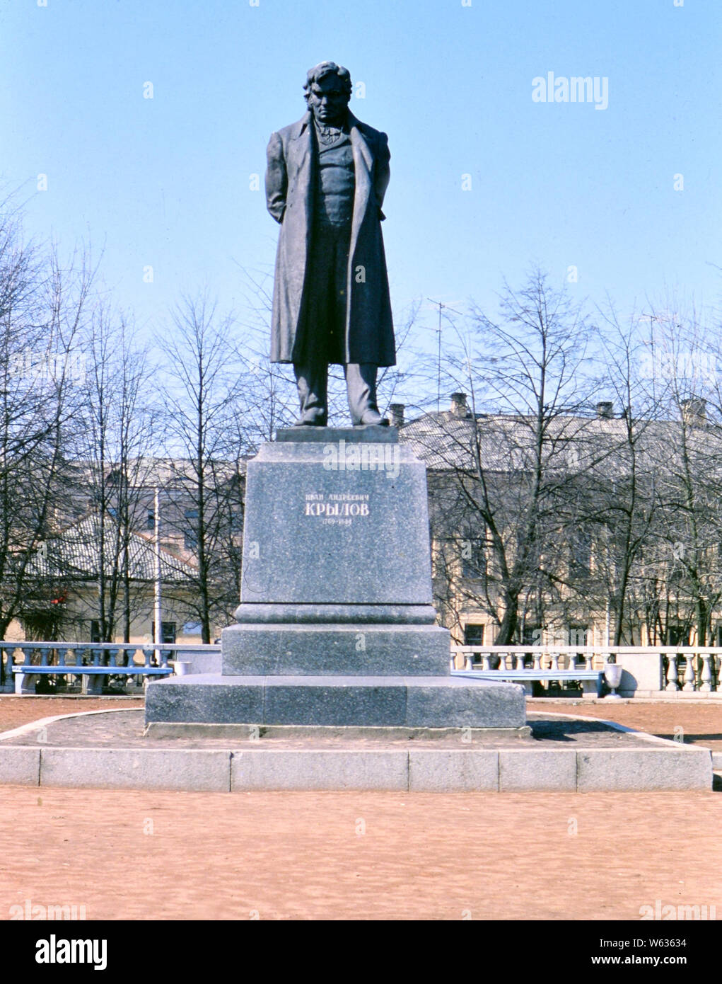 1970 - Statue de la Russie et de l'auteur russe Ivan Krylov fabuliste à Tver Russie (Place de la Victoire ?) ca. 1978 Banque D'Images