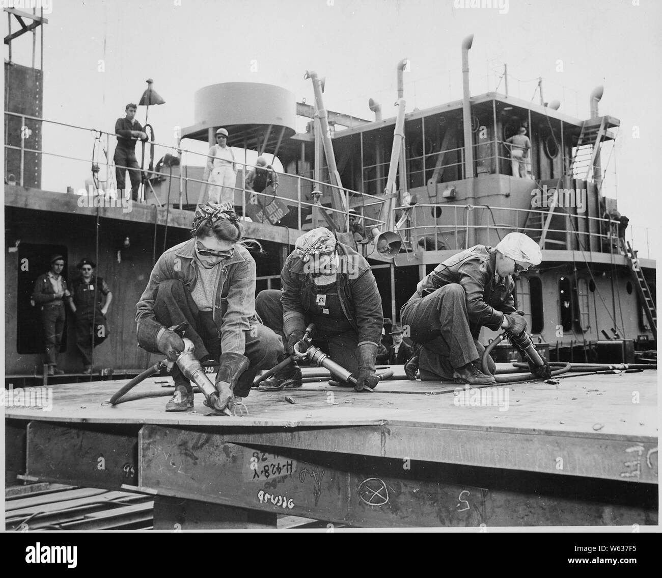 Déchiqueteurs dans un chantier naval [ La construction navale. Trois femmes travaillant] Banque D'Images