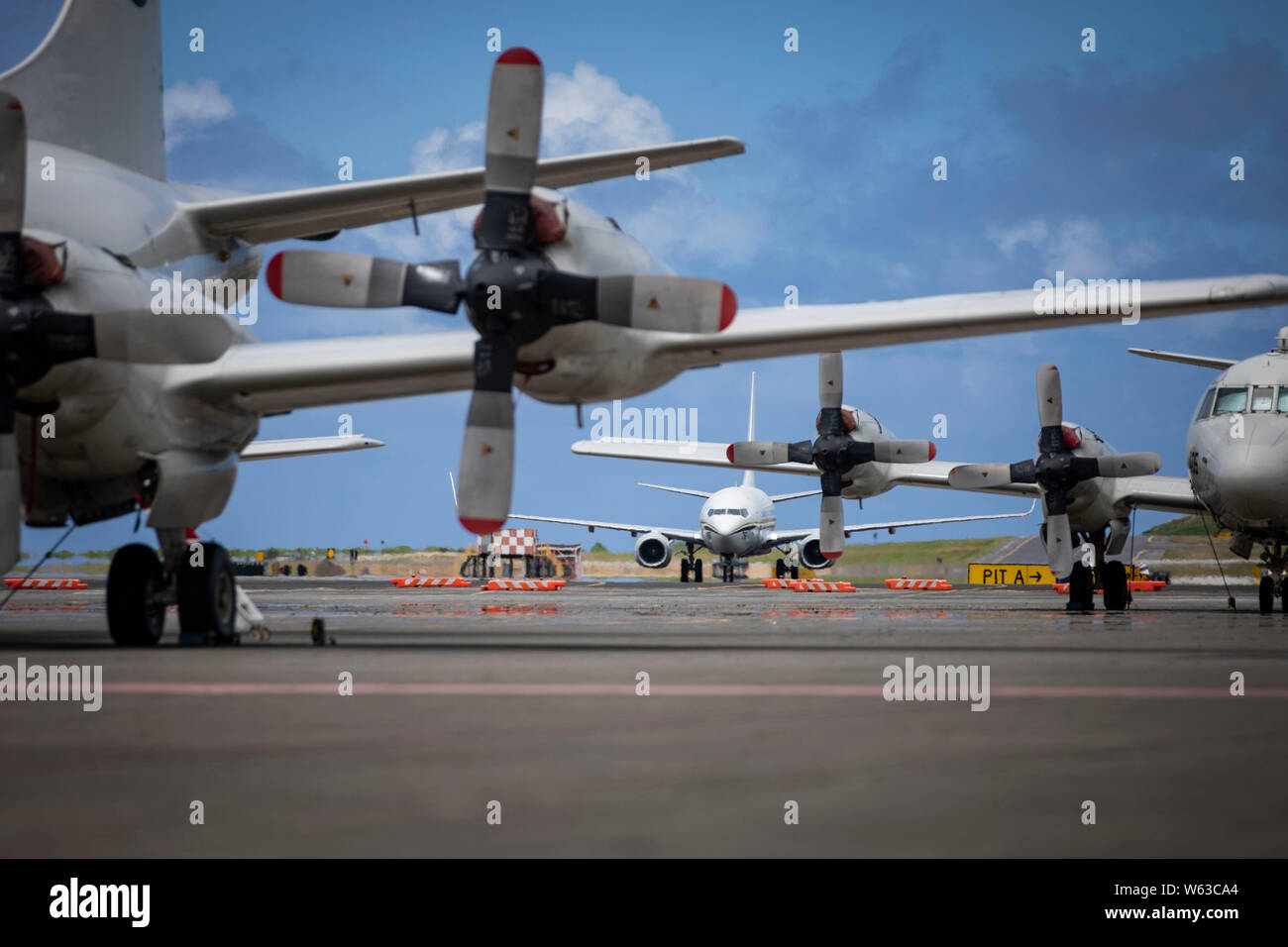 Un C-40 de la Marine américaine Clipper jet-aéronefs affectés à l'Escadron de soutien logistique de la flotte (VR) 51, sur les terres de Marine Corps Air Station La Baie de Kaneohe, Marine Corps Base New York, le 26 juillet 2019. Le nouveau venu de VR-51 de la flotte des avions de transport, le Clipper permet d'améliorer les capacités de mission qui inclut une plus grande capacité de fret et plus de place pour transporter le personnel. (U.S. Marine Corps photo par le Sgt. Jésus Sepulveda Torres) Banque D'Images