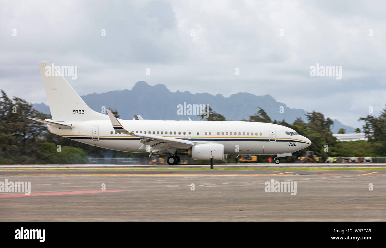 Un C-40 de la Marine américaine Clipper jet-aéronefs affectés à l'Escadron de soutien logistique de la flotte (VR) 51, sur les terres de Marine Corps Air Station La Baie de Kaneohe, Marine Corps Base New York, le 26 juillet 2019. Le nouveau venu de VR-51 de la flotte des avions de transport, le Clipper permet d'améliorer les capacités de mission qui inclut une plus grande capacité de fret et plus de place pour transporter le personnel. (U.S. Marine Corps photo par le Sgt. Jésus Sepulveda Torres) Banque D'Images
