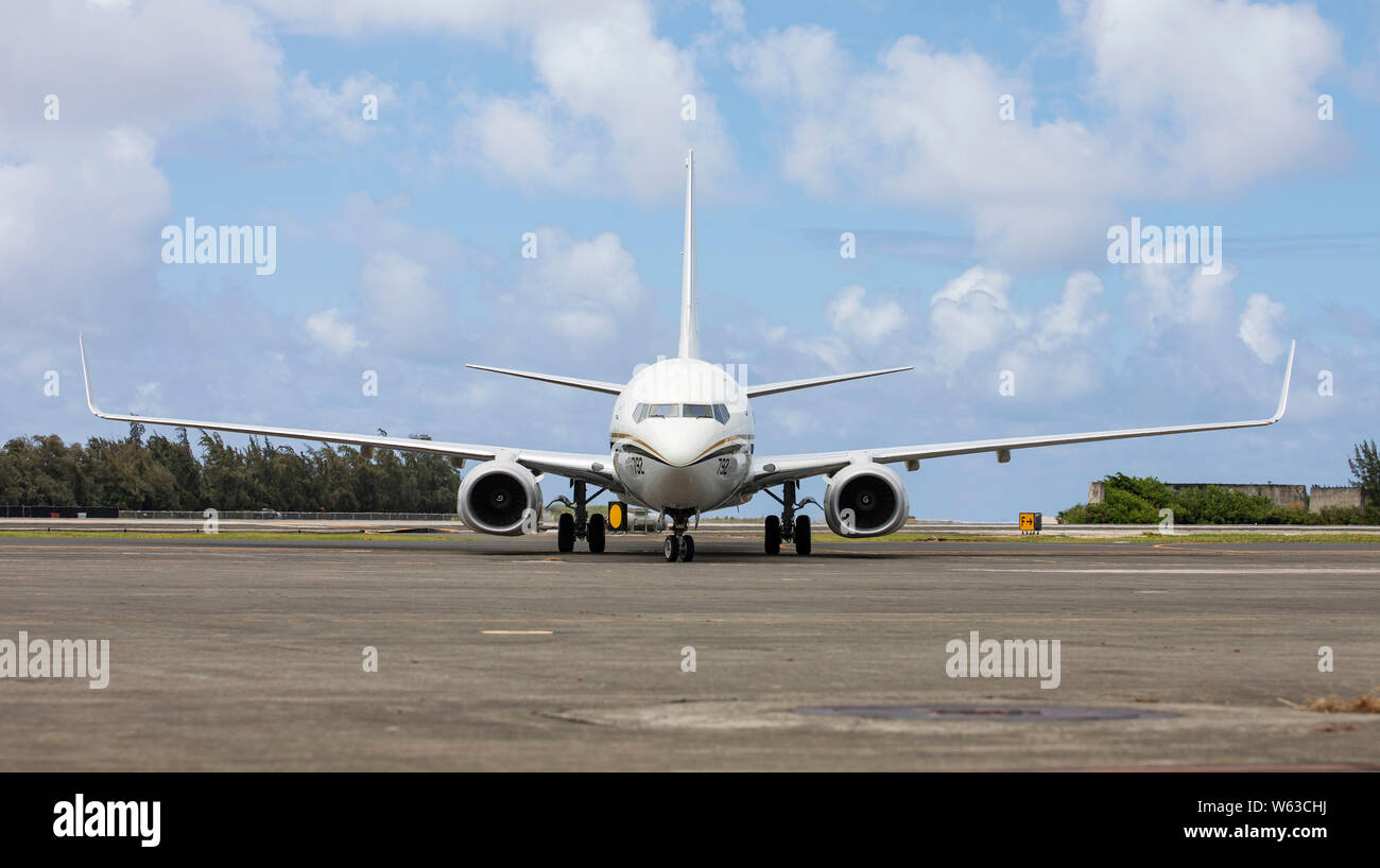 Un C-40 de la Marine américaine Clipper jet-aéronefs affectés à l'Escadron de soutien logistique de la flotte (VR) 51, se prépare à park sur Marine Corps Air Station La Baie de Kaneohe, Marine Corps Base New York, le 26 juillet 2019. Le nouveau venu de VR-51 de la flotte des avions de transport, le Clipper permet d'améliorer les capacités de mission qui inclut une plus grande capacité de fret et plus de place pour transporter le personnel. (U.S. Marine Corps photo par le Sgt. Jésus Sepulveda Torres) Banque D'Images