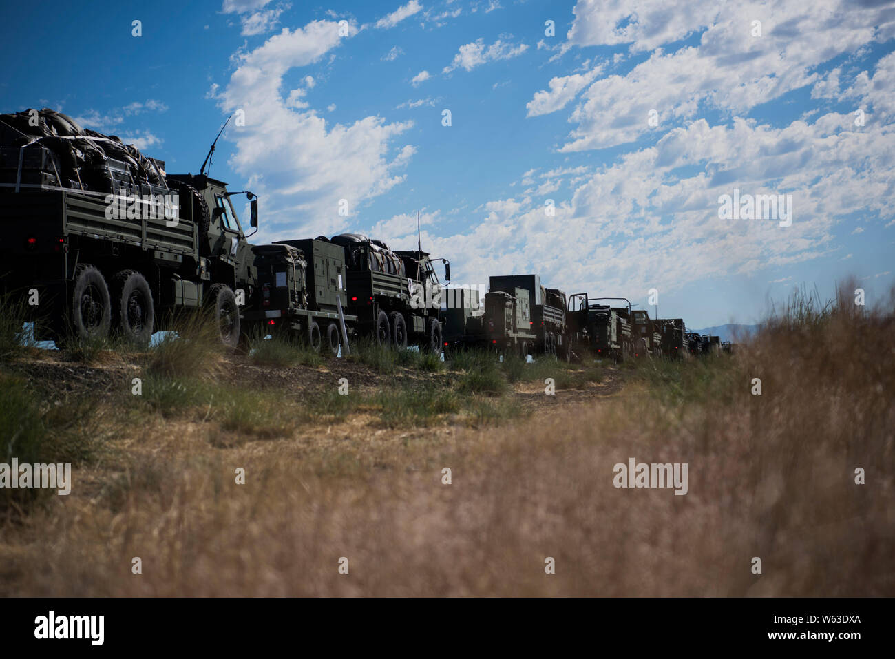 Un convoi de l'US Air Force 5 tonnes camions de l'726ème escadron de contrôle d'Air transporte une large gamme d'équipement, le 14 juillet 2019, près de Mountain Home Air Force Base, Texas. Ce convoi a été à l'appui de Hardrock Exercice 19-2, où l'offre sur le chariot a permis aux aviateurs ACS 726e de mettre en place une base totalement autonomes en simulant l'emplacement distant. (U.S. Air Force photo par un membre de la 1re classe Andrew Kobialka) Banque D'Images