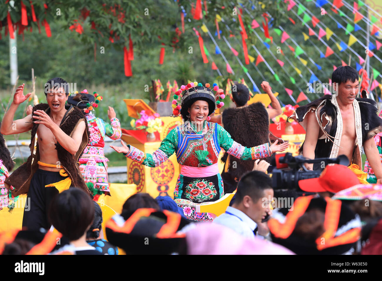 Les gens de l'ethnie Yi assister à une cueillette de noix festival tenu