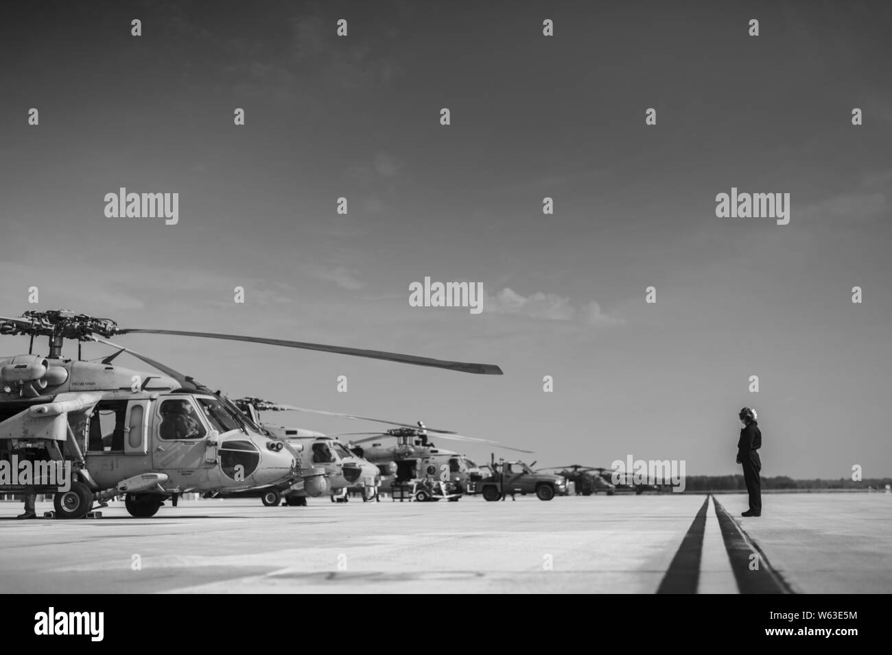 Mécanique des structures de l'aviation de la marine américaine avec l'Escadron d'hélicoptères de combat de la mer quatre (HSC-4) "Black Knights", San Diego, Californie, les travaux sur l'hélicoptère MH-60 Seahawk à Alpena préparation au combat au Centre, Michigan, le 27 juillet 2019, au cours de Northern Strike 19. 19 Northern Strike est une Garde nationale parrainée par le Bureau de l'exercice réunissant les membres en service de plus de 20 États, plusieurs branches de services, et de sept pays de la coalition au cours des deux dernières semaines de juillet 2019 au Camp d'entraînement aux Manœuvres conjointes de l'ombre et le Centre d'Alpena préparation au combat au Centre, tous deux situés dans le nord du Michigan Banque D'Images