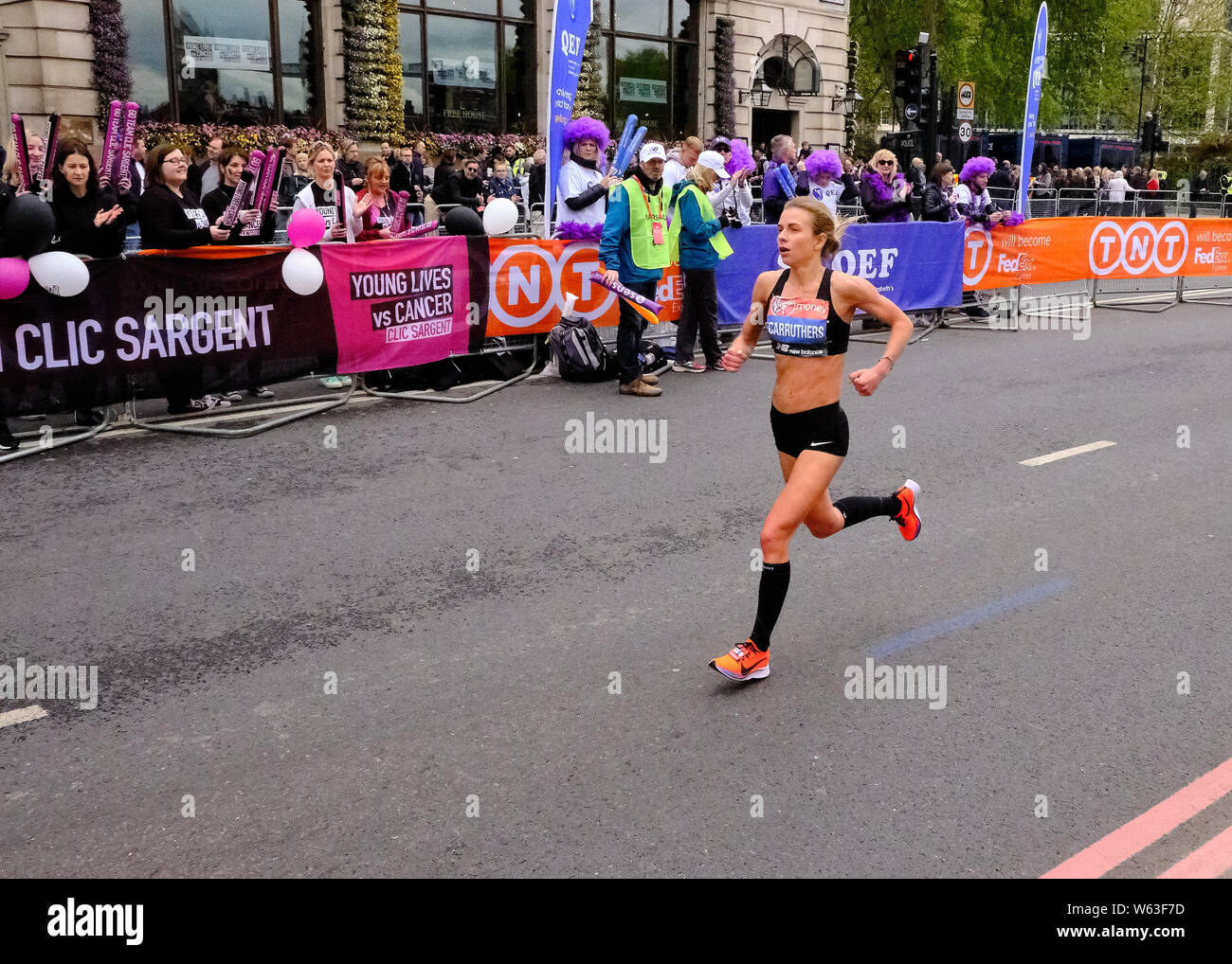 Virgin Money Marathon de Londres 2019 - long distance (26 +) la race qui a lieu chaque année depuis 1981 ayant été créé par Chris Brasher et John Disley immédiatement après Brasher a couru dans le Marathon de la ville de New York. Environ 33000 participants, principalement amateurs tournant pour la charité, sont précédés d'un champ d'athlètes d'élite (hommes et femmes), les coureurs en fauteuil roulant, et para-athlètes, y compris les malvoyants qui ont l'habitude de courir avec des coureurs "guide. Banque D'Images