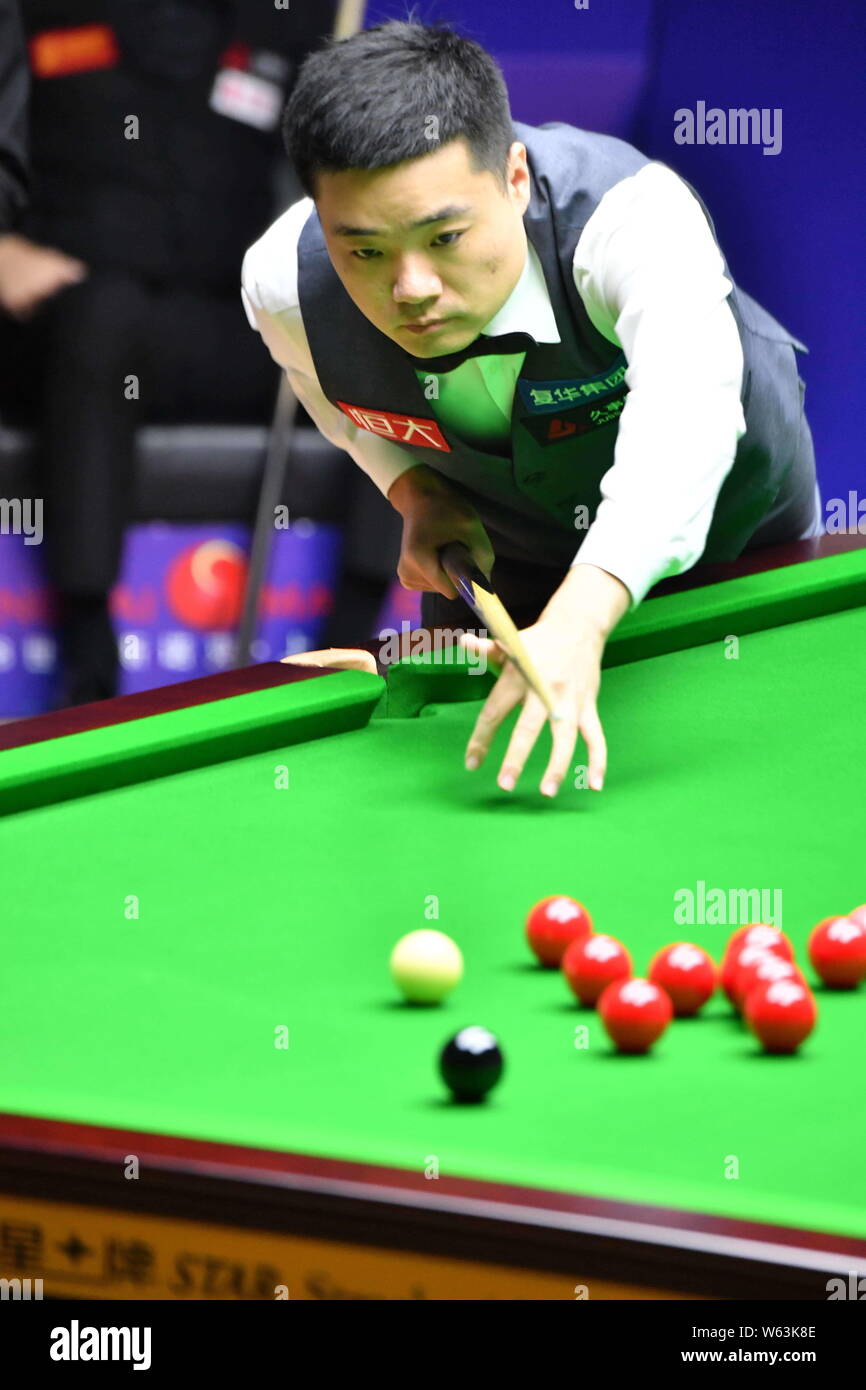 Ding Junhui de Chine considère un tir de Mark Selby, d'Angleterre, en match quart leur lors de la Shanghai Masters 2018 Tournoi de Billard à Shan Banque D'Images