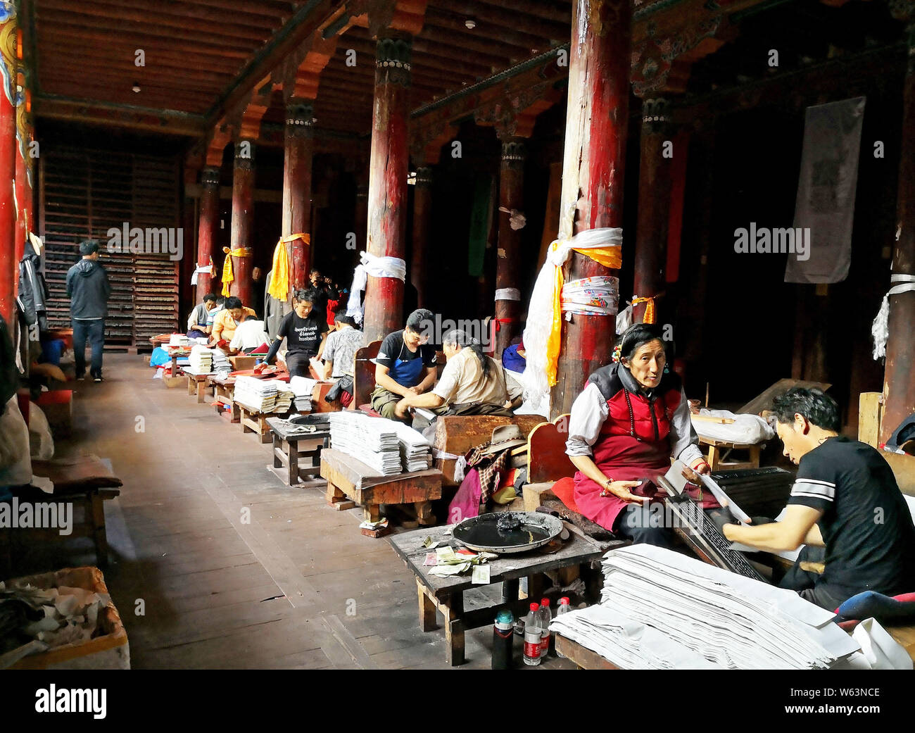 Les employés font un travail d'impression à la maison Sutra-Printing Dege, ou Dege Parkhang les écritures anciennes maison d'impression à l'intérieur du monastère Gengqing en t Banque D'Images