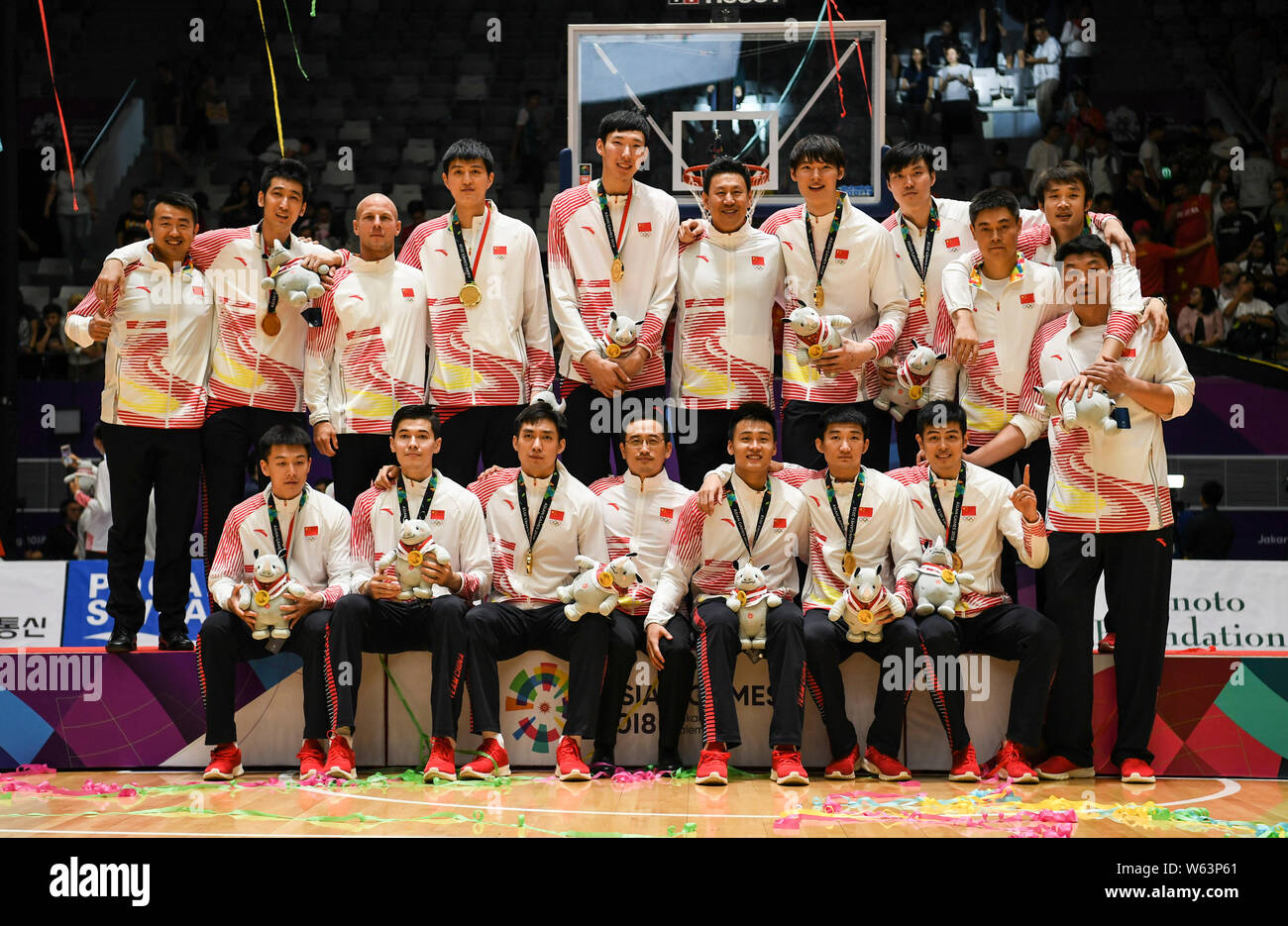 Les joueurs de national chinois posent l'équipe masculine de basketball à la cérémonie de remise des prix de la finale masculine de basket-ball pendant les Jeux Asiatiques de 2018, officiellement kno Banque D'Images