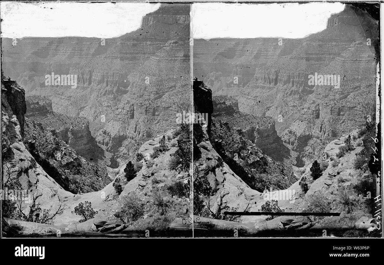 Colorado River. Grand Canyon, côté Muav canyon, un homme, petite figure, est montré à marcher le long d'un plateau en forme de U dans le centre premier plan, peut-être que les grands Powell. (Voir no. 444 pour la photo des principaux incliné d'un NC, 1/1968). Nos vieux 525, 943. Banque D'Images