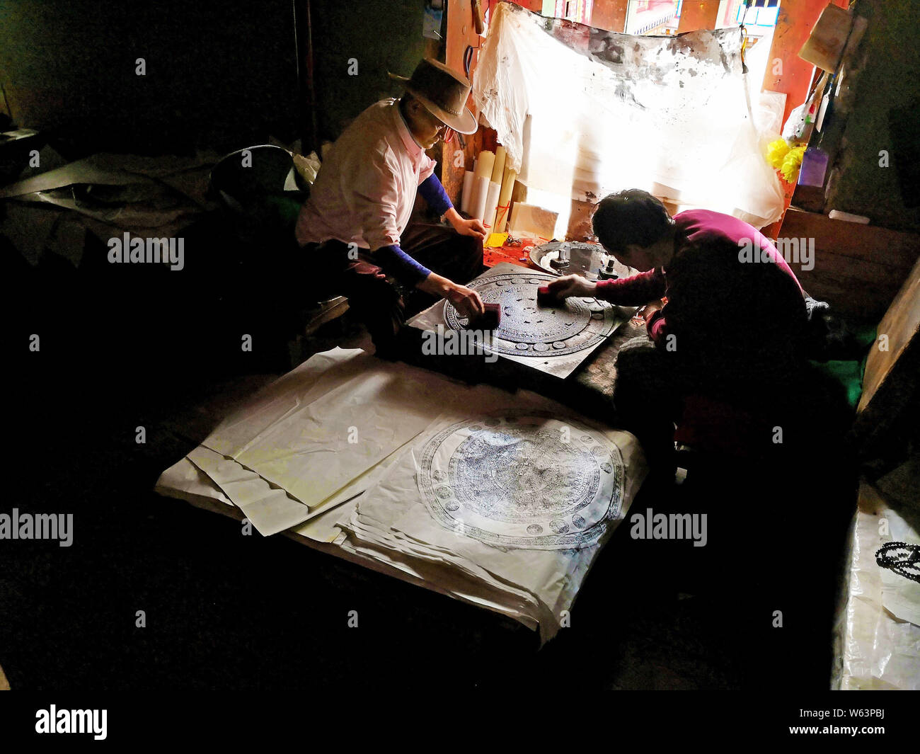 Les employés font un travail d'impression à la maison Sutra-Printing Dege, ou Dege Parkhang les écritures anciennes maison d'impression à l'intérieur du monastère Gengqing en t Banque D'Images