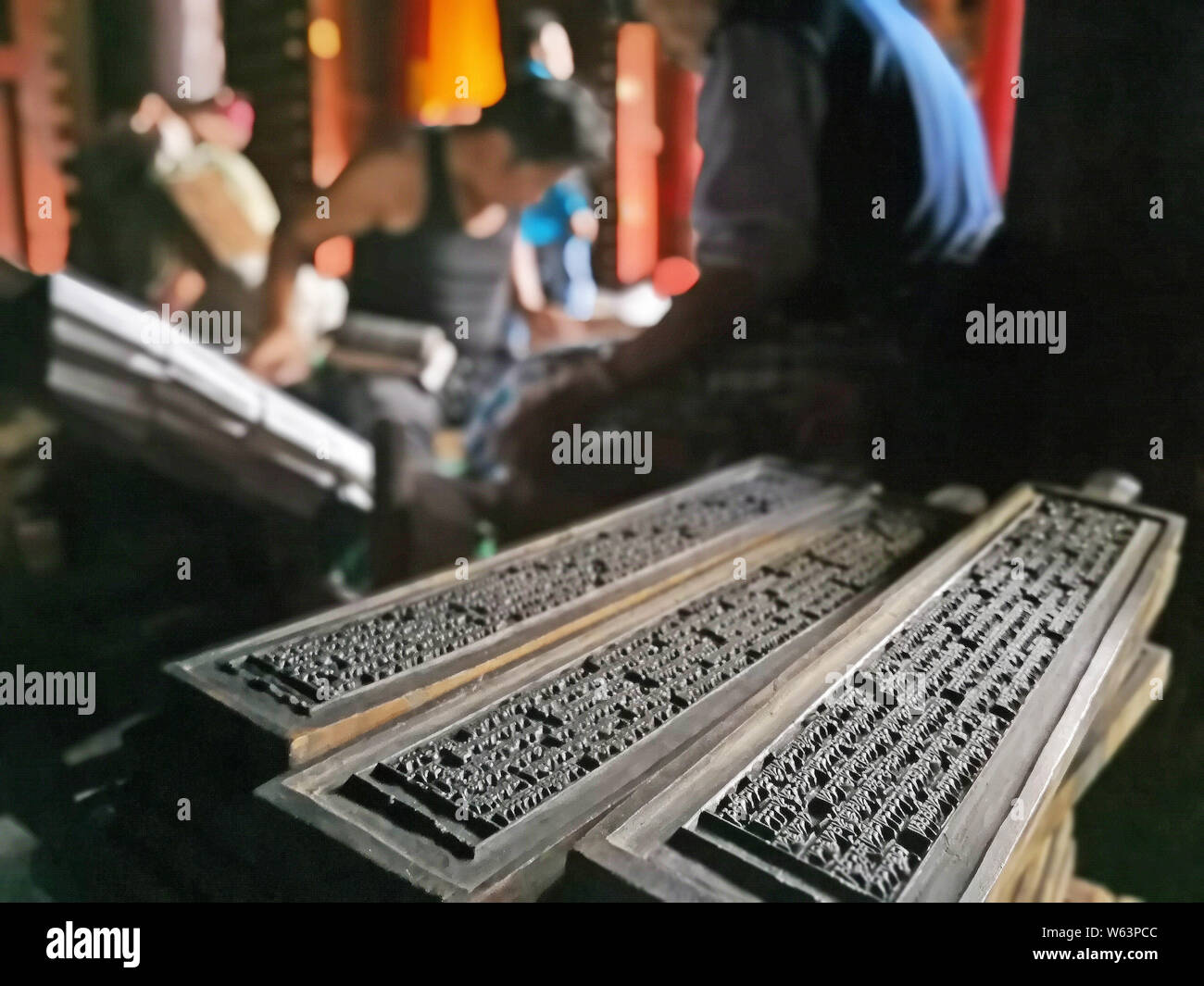 Avis de plaques d'impression à la maison Sutra-Printing Dege, ou Dege Parkhang les écritures anciennes maison d'impression à l'intérieur du monastère Gengqing dans le Garze Banque D'Images