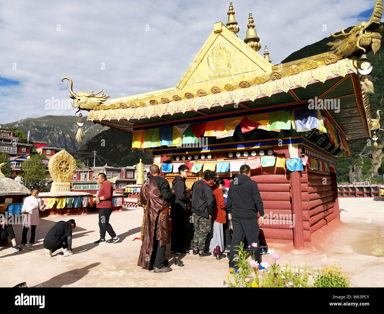 Les touristes visitent la maison Sutra-Printing Dege, ou Dege Parkhang les écritures anciennes maison d'impression à l'intérieur du monastère Gengqing dans le Garze Tibetan Aut Banque D'Images