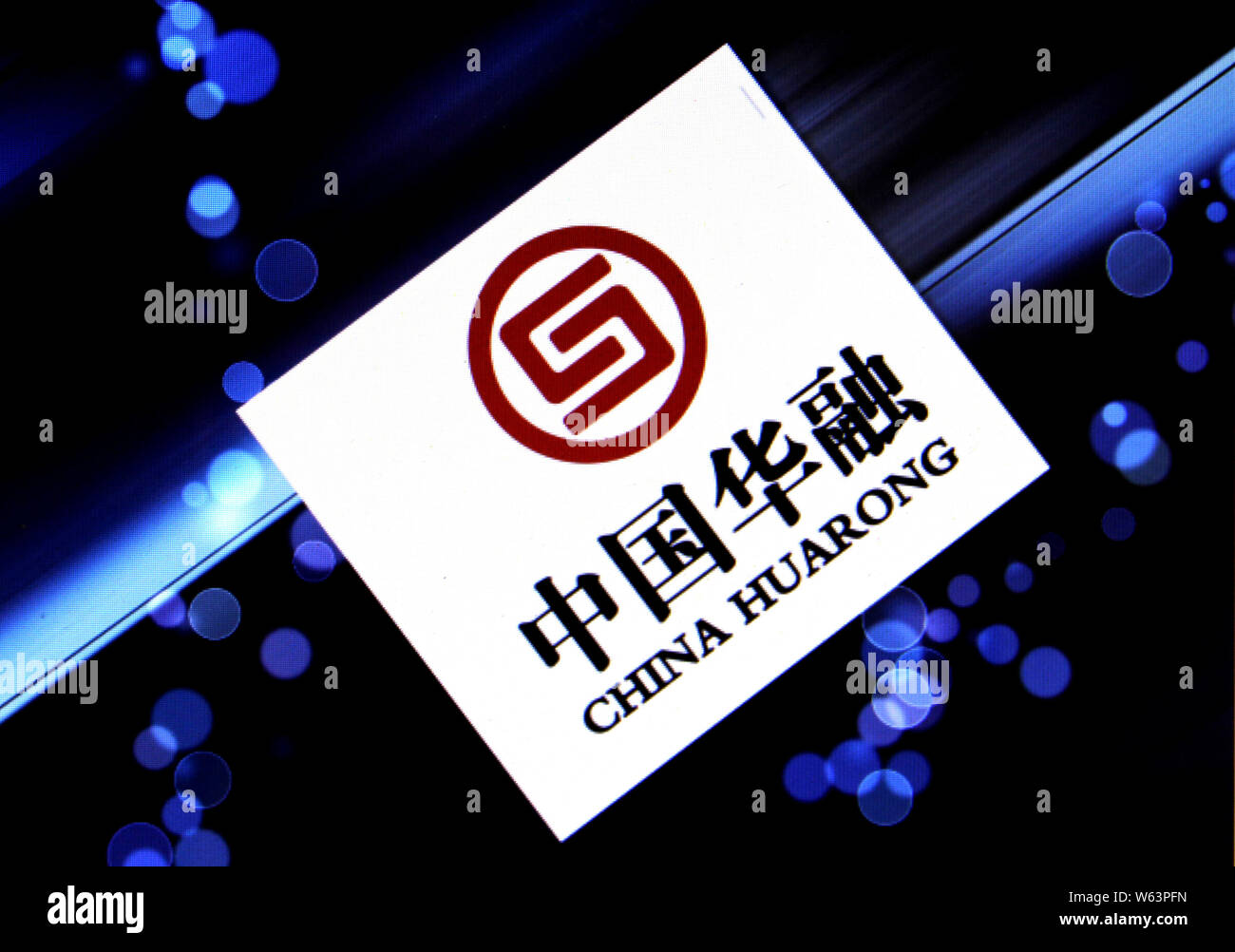 --FILE--un netizen chinois parcourt le logo de Chine Huarong Asset Management Co sur son ordinateur à Huaibei ville, est de la Chine la province de l'Anhui, du 11 septembre Banque D'Images