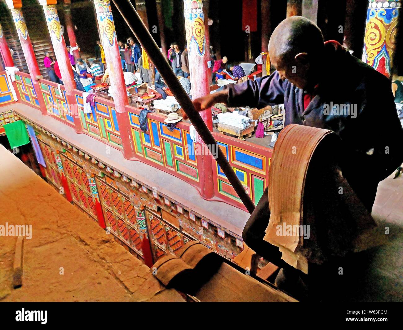 Un travailleur affiche les pages imprimées à la maison Sutra-Printing Dege, ou Dege Parkhang les écritures anciennes maison d'impression à l'intérieur du monastère Gengqing en t Banque D'Images
