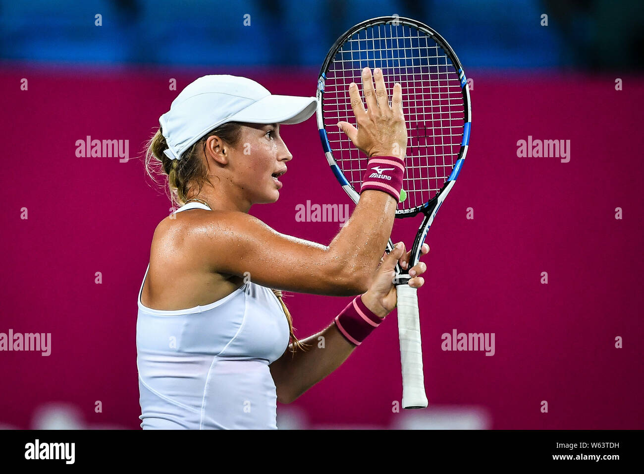 Yulia Putintseva du Kazakhstan renvoie un shot à Kateryna Kozlova, de l'Ukraine en match quart leur lors de la WTA Guangzhou International Women' Banque D'Images