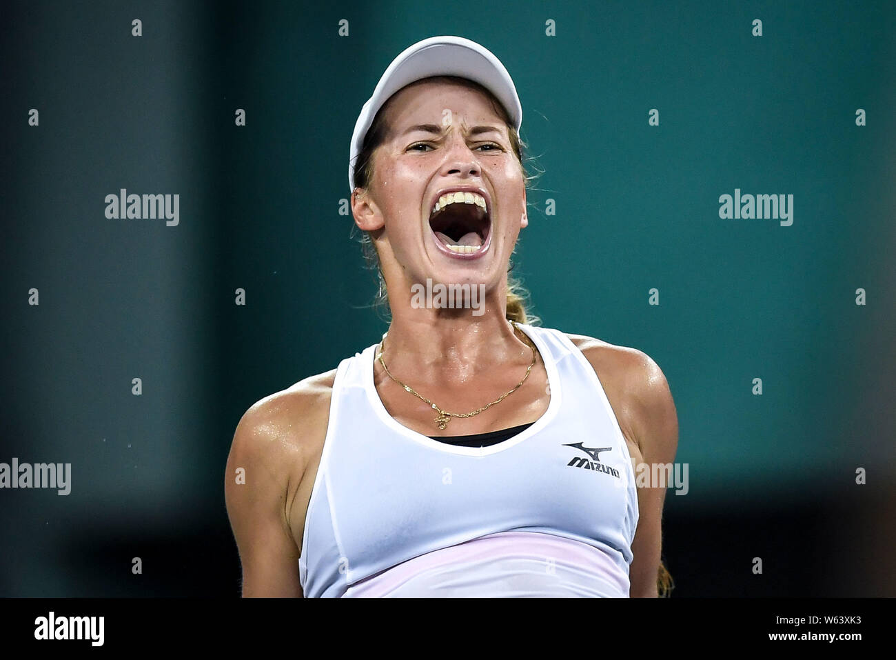 Yulia Putintseva du Kazakhstan réagit après la défaite de la Pera Bernarda USA dans leur match de demi-finale au cours de la WTA Guangzhou International Women's Banque D'Images