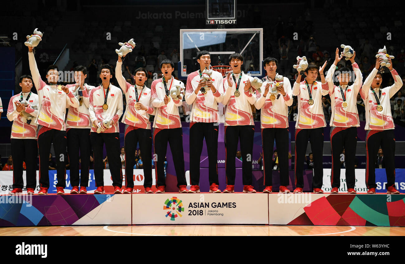 Les joueurs de national chinois posent l'équipe masculine de basketball à la cérémonie de remise des prix de la finale masculine de basket-ball pendant les Jeux Asiatiques de 2018, officiellement kno Banque D'Images