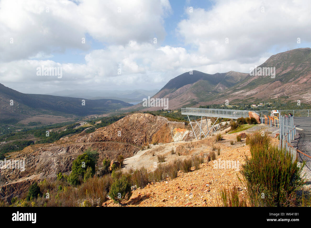 Queenstown, la Tasmanie : 03 avril, 2019 : coup de fer a été le site de la première entreprise minière majeure au Mont Lyell. Point d'observation pont en porte-à-faux. Banque D'Images