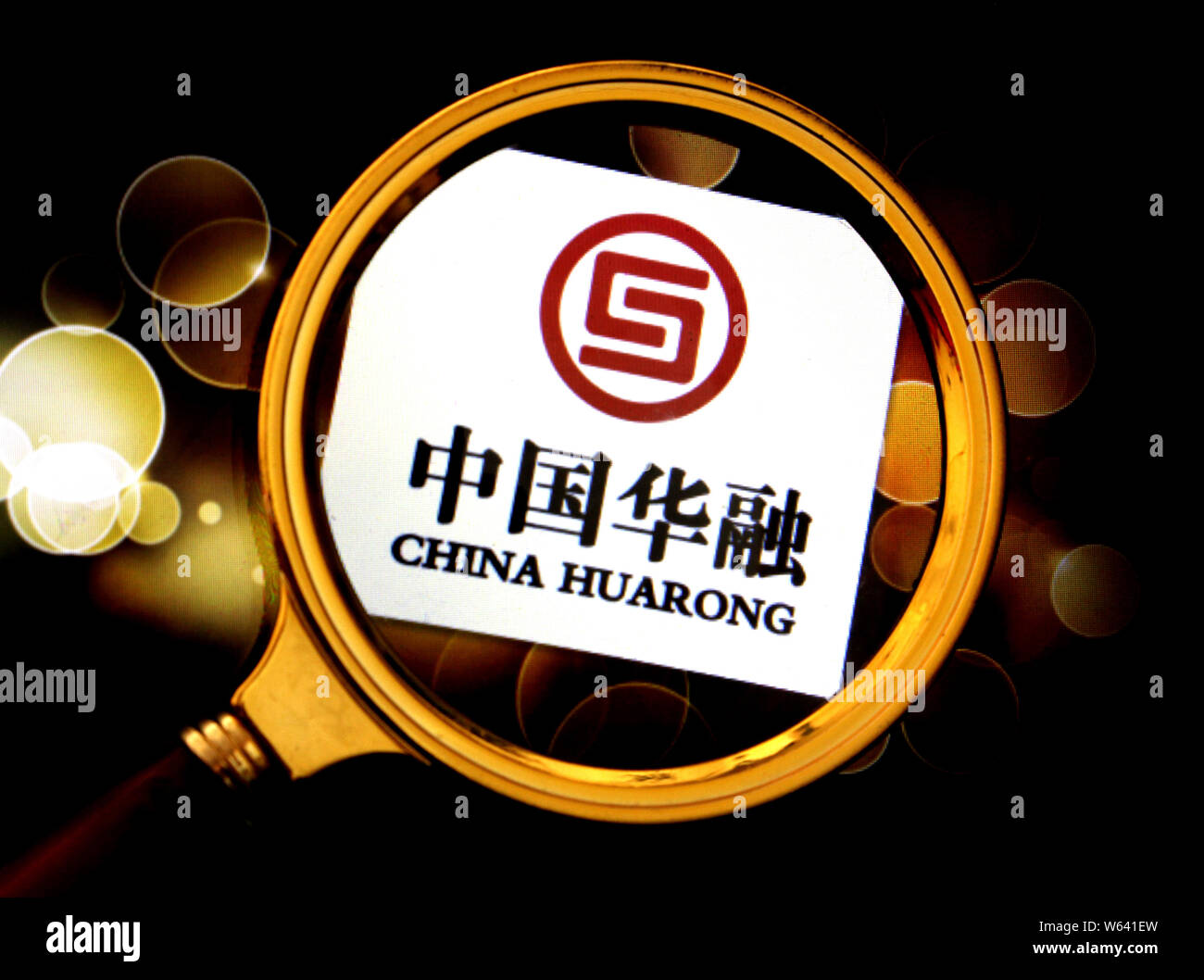 --FILE--un netizen chinois parcourt le logo de Chine Huarong Asset Management Co sur son ordinateur à Huaibei ville, est de la Chine la province de l'Anhui, du 11 septembre Banque D'Images