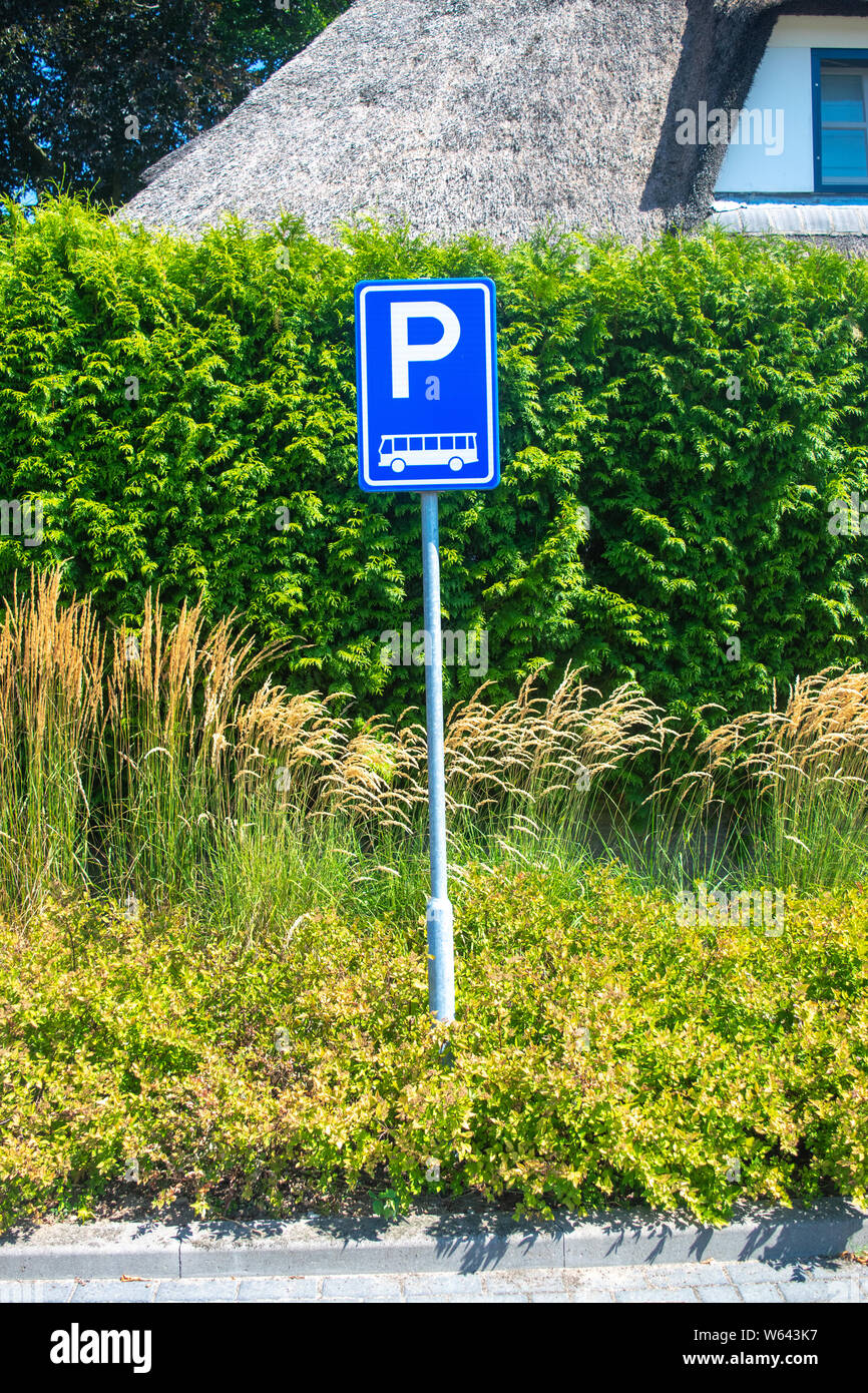 Panneau routier néerlandais : : parking uniquement pour les bus, seulement un espace de stationnement pour les autobus est destiné Banque D'Images