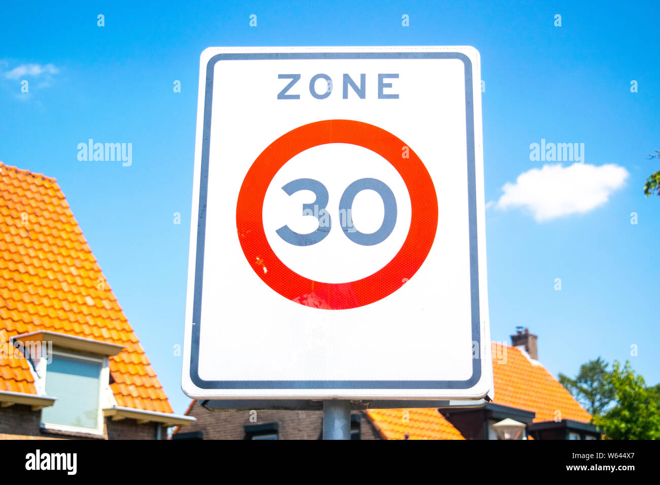 Panneau de signalisation de limite de vitesse de 30 km h Banque de ...