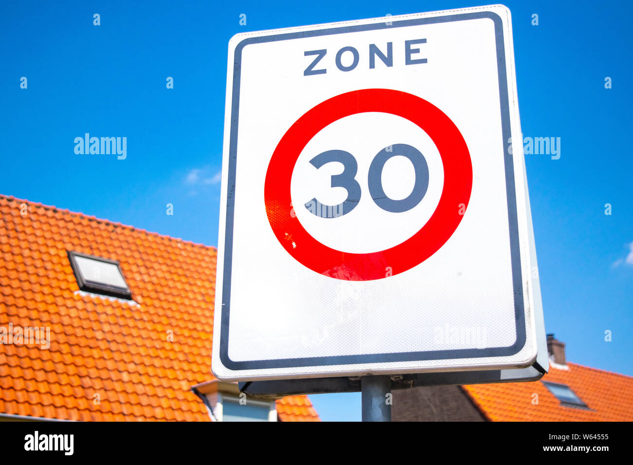 Panneau de signalisation de limite de vitesse de 30 km h Banque de ...