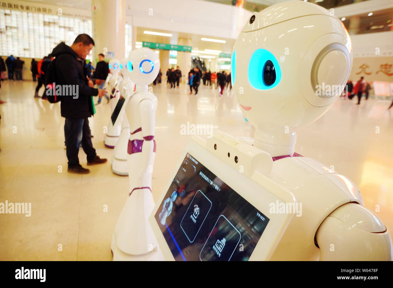 Réceptionnistes Robot servir les patients en consultation externe au hall de l'Hôpital général de PLA chinois à Beijing, Chine, 27 novembre 2017. Banque D'Images