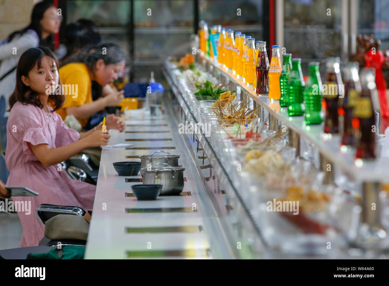 Les élèves manger bande de potée, littéralement "hot pot", rotation à une cantine de l'Université Xi'an de la finance et de l'économie dans la ville de Xi'an, dans les ch Banque D'Images